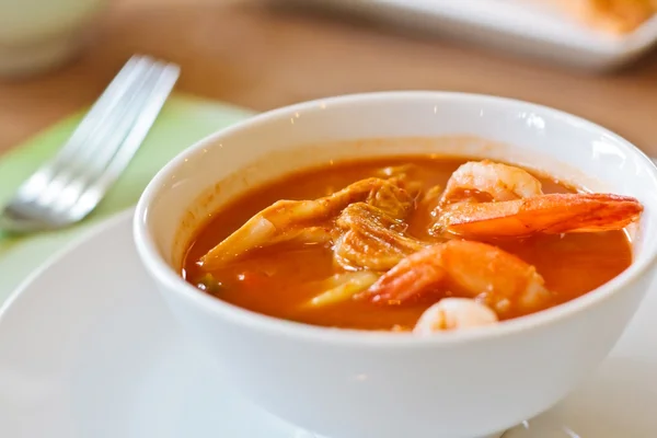 Thai spicy soup on white cup (Kaeng Som with shrimp). — Stock Photo, Image