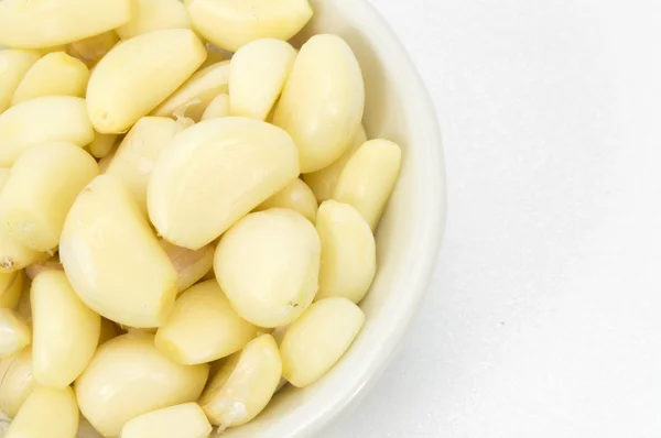 Fresh peeled garlic in a bowl. — Stock Photo, Image