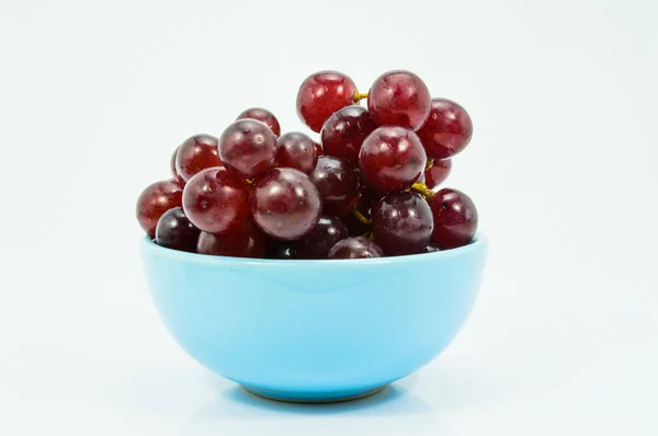 Raisins frais dans un bol en céramique bleue . — Photo