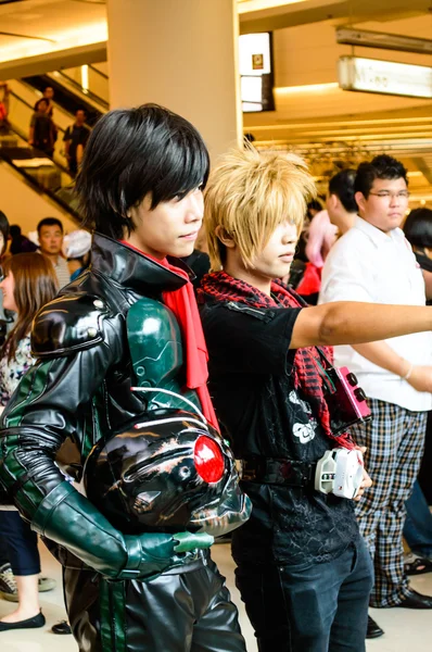 Bangkok - 26 de agosto: Una pose anime cosplay japonesa no identificada en Japón Festa en Bangkok 2012 el 26 de agosto de 2012 en Siam Paragon, Bangkok, Tailandia . — Foto de Stock
