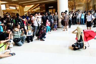 Bangkok - Ağustos 26: Japonya festa üzerinde Ağustos 26, siam paragon, bangkok, Tayland, 2012 2012 Bangkok'da bir Tanımlanamayan Japon anime cosplay poz.