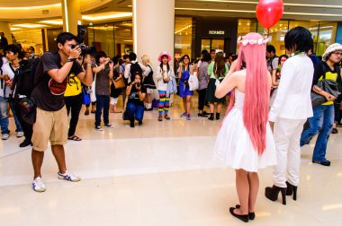 Bangkok - Ağustos 26: Japonya festa üzerinde Ağustos 26, siam paragon, bangkok, Tayland, 2012 2012 Bangkok'da bir Tanımlanamayan Japon anime cosplay poz.