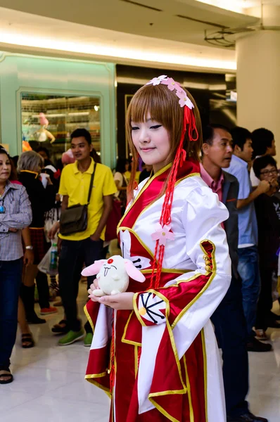 Bangkok - 26 de agosto: Una pose anime cosplay japonesa no identificada en Japón Festa en Bangkok 2012 el 26 de agosto de 2012 en Siam Paragon, Bangkok, Tailandia . — Foto de Stock