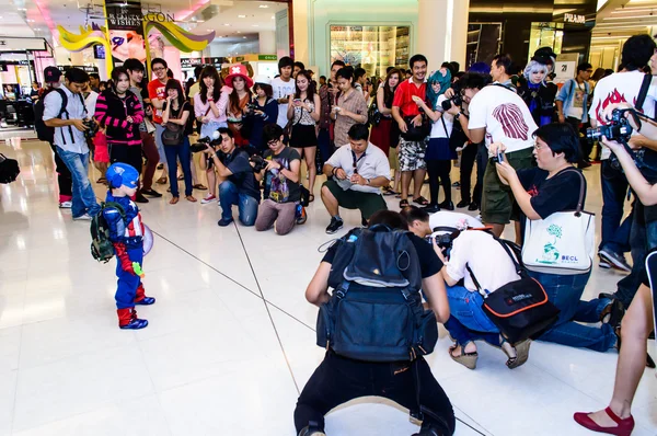Μπανγκόκ - 26 Αυγούστου: καπετάνιος Αμερική cosplay θέτουν στην Ιαπωνία festa στην Μπανγκόκ 2012 στις Αυγούστου 26, 2012 στο siam paragon, Μπανγκόκ, Ταϊλάνδη. — Φωτογραφία Αρχείου
