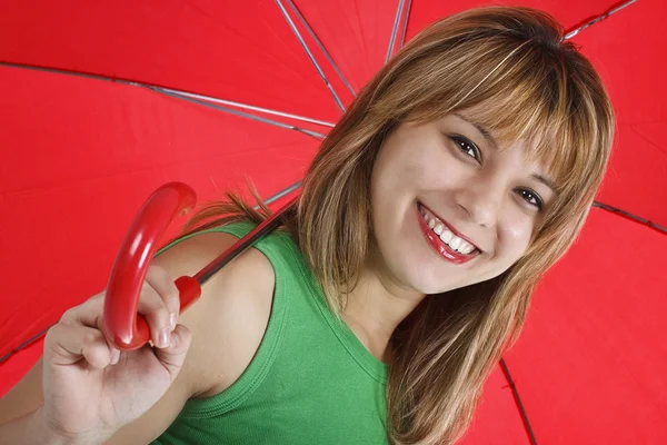 Kırmızı şemsiye ile genç bir kadın portarit — Stok fotoğraf