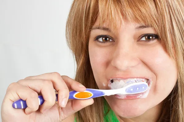 Güzel sarışın kız dişlerini fırçalama — Stok fotoğraf