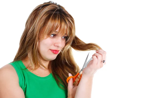 Jeune femme coupant ses cheveux — Photo
