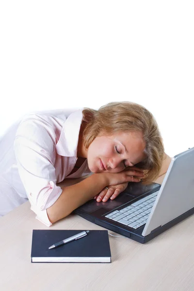 Dizüstü bilgisayarda uyuyan genç kadın — Stok fotoğraf