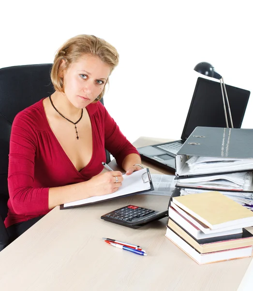 Attraktive Geschäftsfrau, die am vollen Schreibtisch arbeitet — Stockfoto