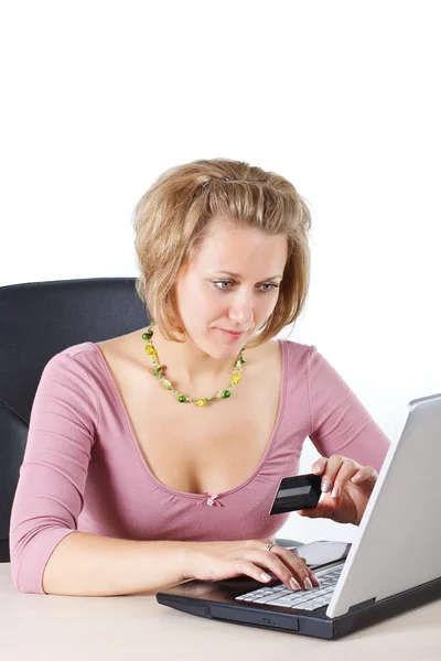 Affärskvinna med laptop och kreditkort — Stock fotografie