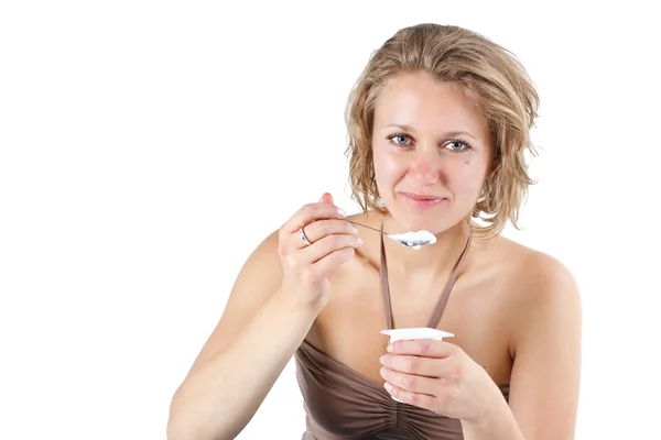 Jovem mulher comendo iogurte — Fotografia de Stock