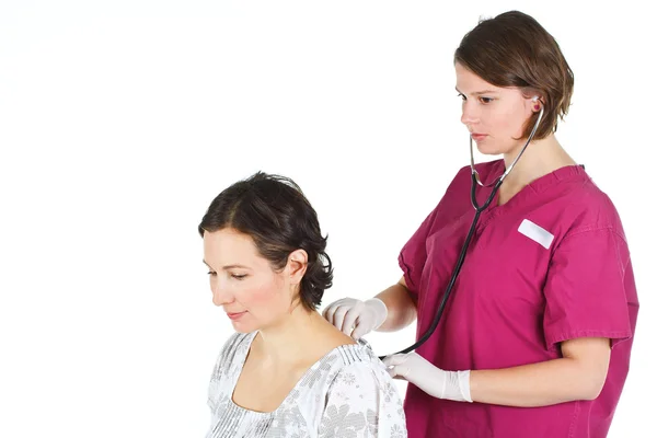 Médica examinando uma jovem mulher — Fotografia de Stock