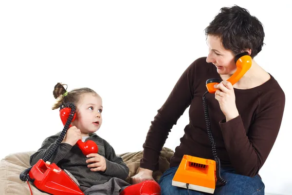 Mãe e filha telefonando — Fotografia de Stock