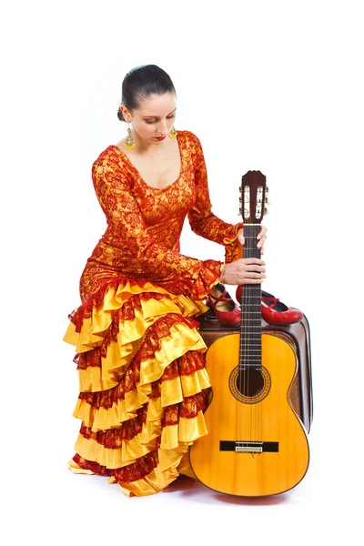 Ballerino di flamenco seduto su una vecchia valigia con una chitarra — Foto Stock