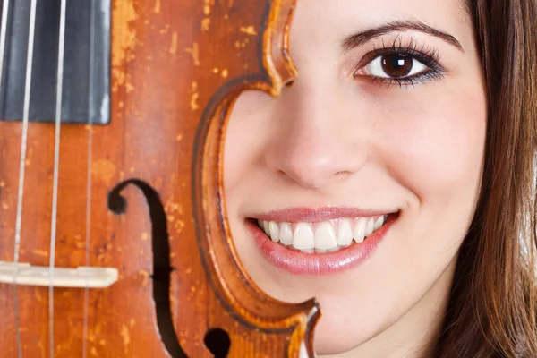 女性脸上用的小提琴 — 图库照片