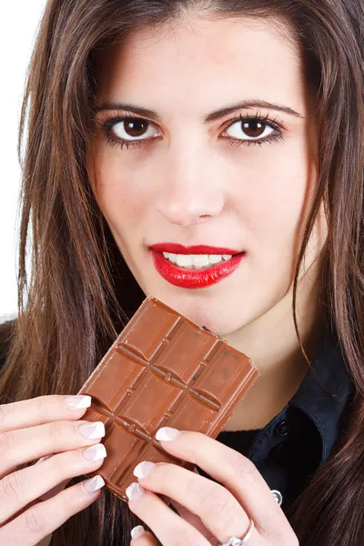 Schöne Frau isst Schokolade — Stockfoto