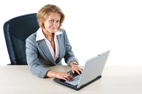 Affärskvinna med laptop ler in i kameran — Stockfoto