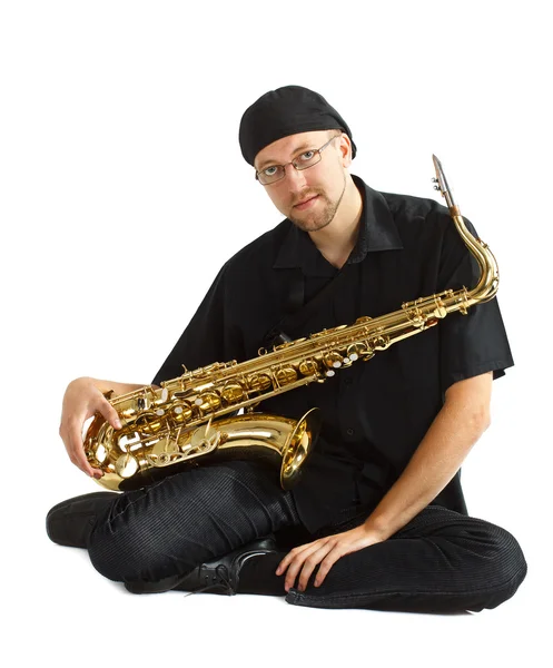 Hombre sentado con saxofón en su regazo — Foto de Stock