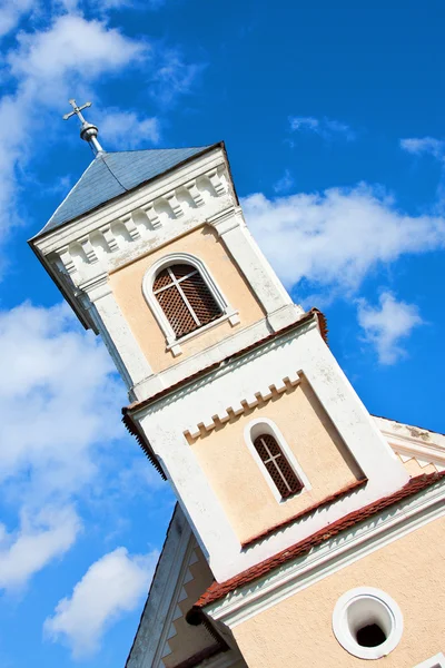 Dorfkirche mit blauem Himmel — Stockfoto