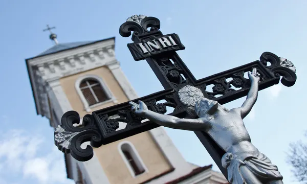 Crucifix et tour de l'église — Photo