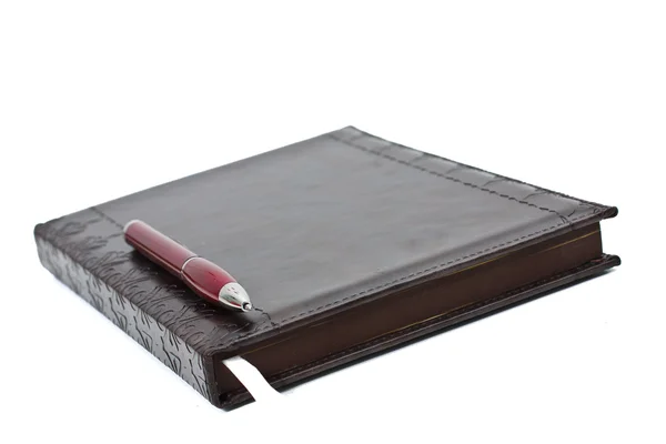 Cuaderno de cuero con pluma — Foto de Stock