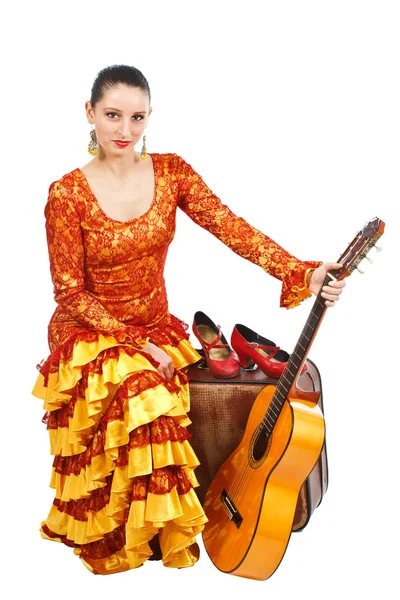 Flamenco-Tänzerin auf altem Koffer mit Gitarre — Stockfoto