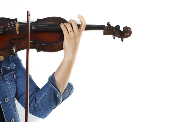 女小提琴家演奏小提琴 — 图库照片