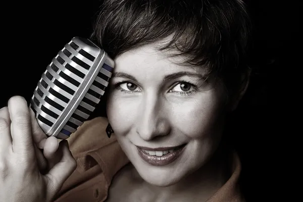 Porträtt av kvinnliga sångare med mikrofon i handen — Stockfoto
