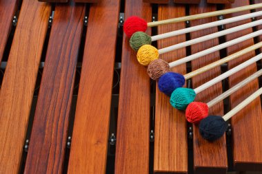 renkli mallets marimba üzerinde