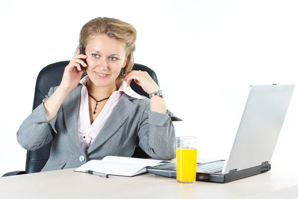 魅力的な女性実業家に電話をかける — ストック写真
