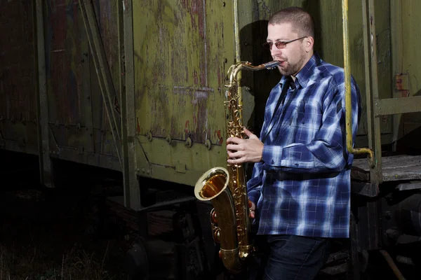 Saxofonisten utomhus — Stockfoto