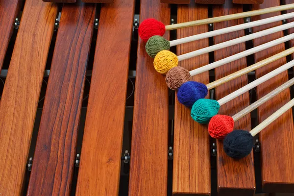 Gekleurde mallets op marimba — Stockfoto