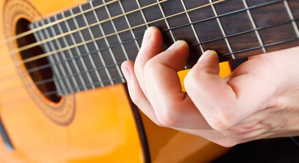 Dedos masculinos tocando guitarra — Fotografia de Stock