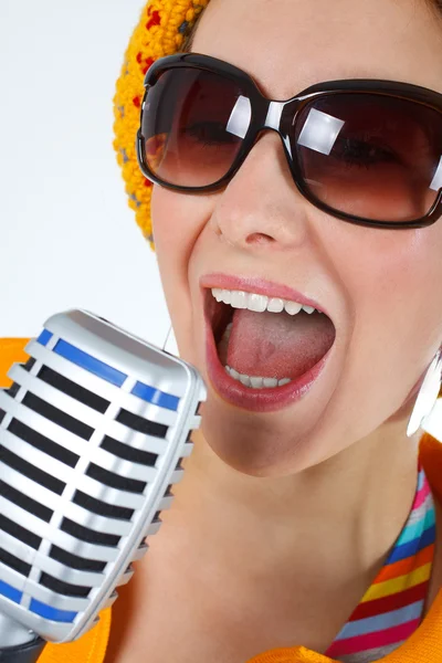 Mujer cantante funky con micrófono — Foto de Stock