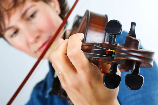 Jovem tocando violino — Fotografia de Stock