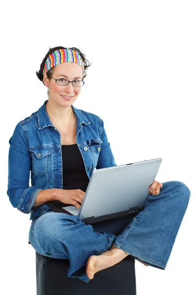 노트북과 앉아 행복 한 여자 — 스톡 사진