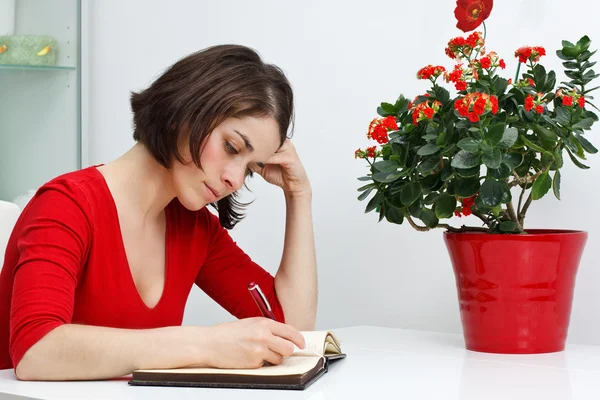 Junge Frau zu Hause beim Schreiben — Stockfoto