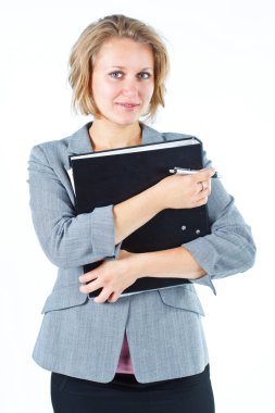 joven empresaria sonriente con la carpeta