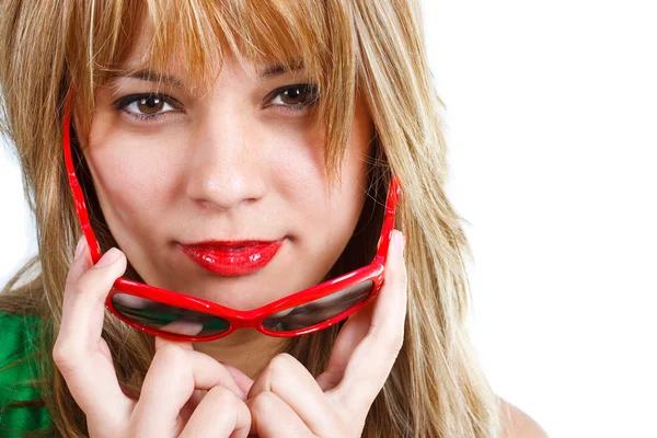 赤いサングラスを持つ若い女性のクローズ アップ — ストック写真