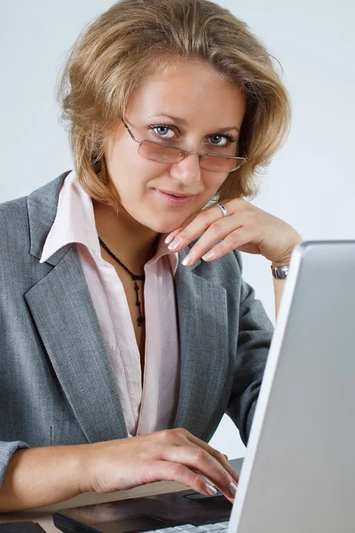 Businesswoman smiling into camera — Stock Photo, Image