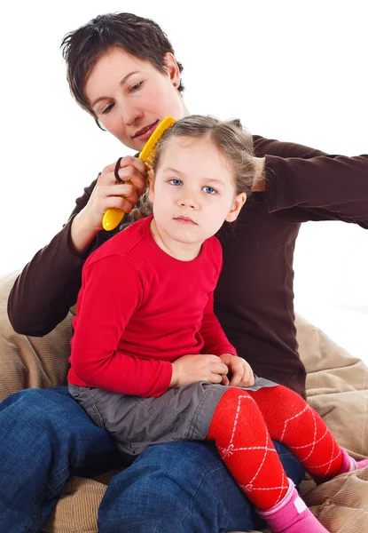 Madre peinando el cabello de su hija — Foto de Stock