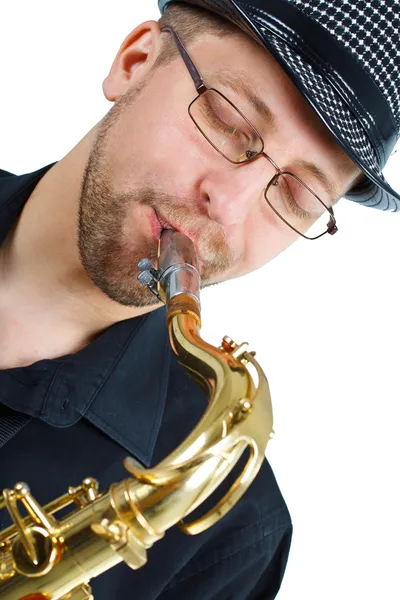 Genç adam saksafon oynamaya closeup — Stok fotoğraf