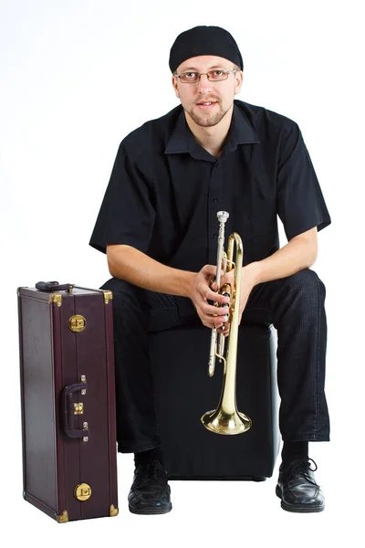 Jonge man met trompet en koffer — Stockfoto