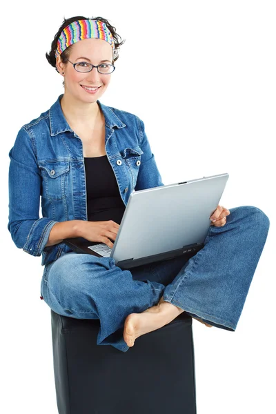 Mutlu kadın laptop ile oturuyordu — Stok fotoğraf