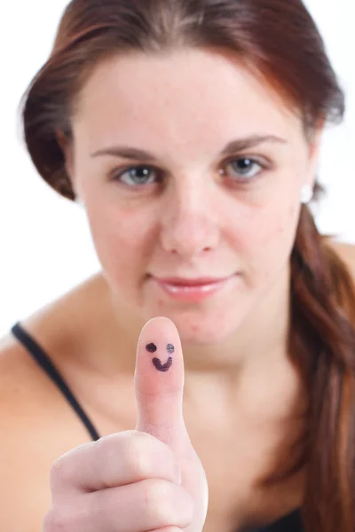 Meisje grappig gezicht op haar duim opdagen — Stockfoto