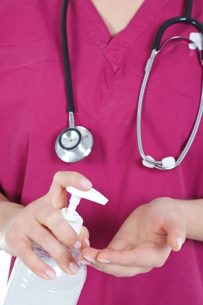 Tekuté mýdlo v rukou ženského lékaře — Stock fotografie