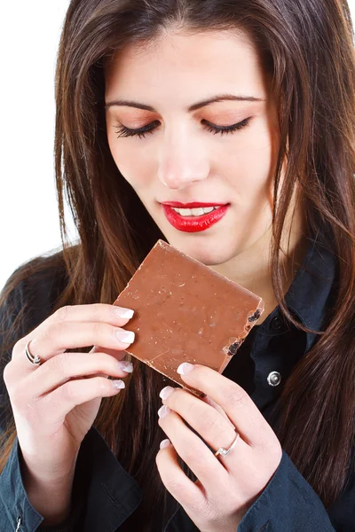 美丽的女人吃巧克力 — 图库照片