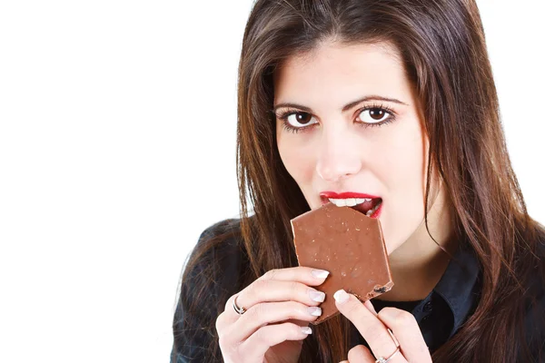 Mooie vrouw eten van chocolade — Stockfoto