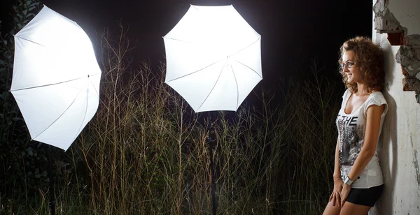 Girl facing studio lighting outdoors — Stock Photo, Image