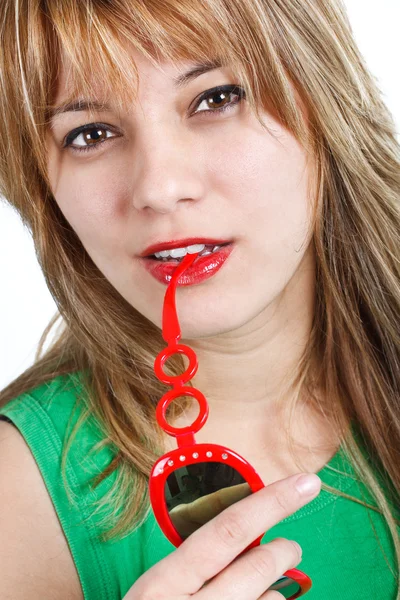 Close-up van jonge vrouw met rode zonnebril — Stockfoto